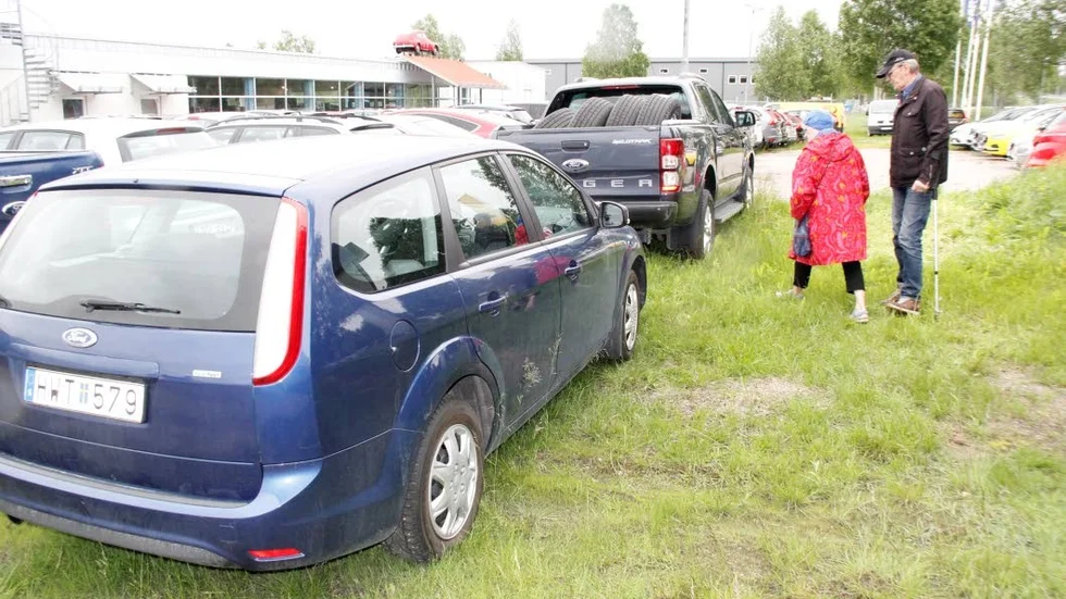 LÅNG HANDLÄGGNING. Forden står just nu hos Nordiska bil. Kjell och Britt-Marie Nilsson har inte fått några besked om vad som ska hända med den.