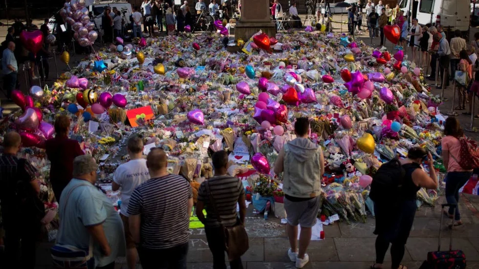 TYDLIGA BESKED. Ni ska inte vinna! Det var Manchesterbornas tydliga besked till terroristerna i ondskans nätverk.