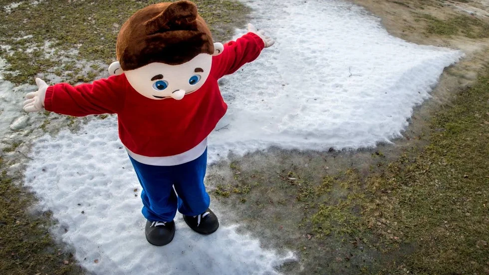 Snöbrist. Vår? Vad är det som händer? Pelle Tott ställer sig lika frågande som alla andra till vad som har hänt med februari.