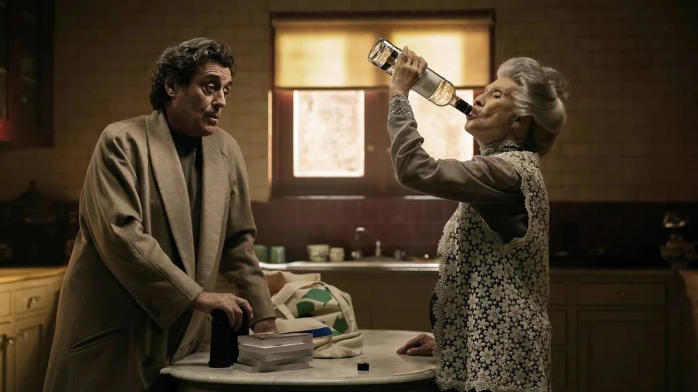 Högaktuella. Ian McShane, till vänster, och Cloris Leachman i "American Gods." Simon Olofsson gillar det han sett.