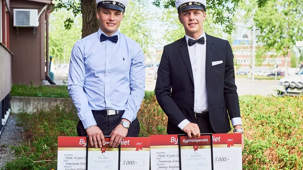 Premierade. Byggeleverna Gustav Nilsson och Jimmy Berglund och har fått ta emot byggstipendier.