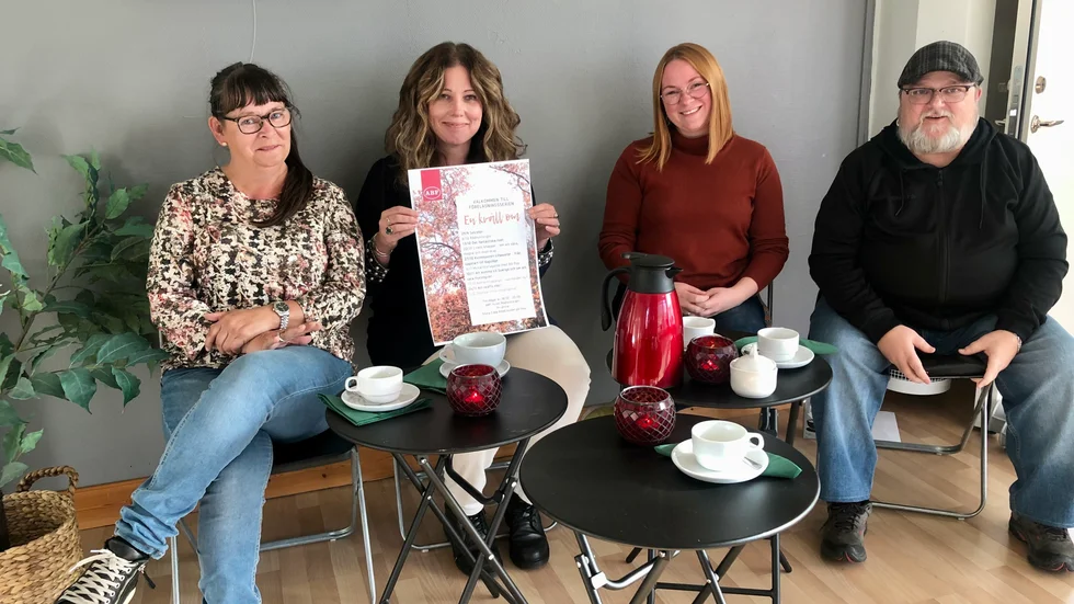 De bjuder in till "En kväll om" i kafémiljö. Från vänster: Marianne Hedkvist, Yvonne Burwall, Sanne Renberg Nyström och Svenka Mella, verksamhetsutvecklare vid ABF Piteå.
