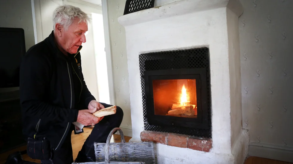 Tommy Blomgren proveldar den nyinstallerade braskassetten i ett 1700-talshus i Buttle. Fastighetsägaren får instruktioner om hur eldningen ska gå till. Den första veden ska vara liggande och elden ska starta långsamt med spån och mindre bitar ovanpå.