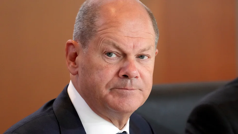 Olaf Scholz reser runt och raggar gaskontrakt. Arkivbild.