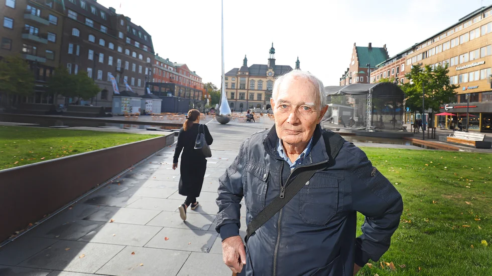 Lennart Juvel, tidigare handläggare av arbetssökande med funktionshinder vid Länsarbetsnämnden, är förvånad över Arbetsförmedlingens beslut att dra ner lönebidraget för Ulf Karlsson.