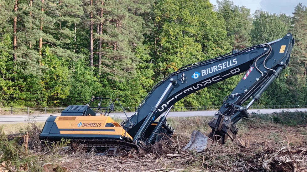 En grävmaskin sjönk i tisdags ner i misstänkt blålera i Glabo norr om Blankaholm, längs E22. Bärgningsarbetet inleddes i onsdags men har dragit ut på tiden. På fredagskvällen var dock varningen borttagen från Trafikverkets hemsida.