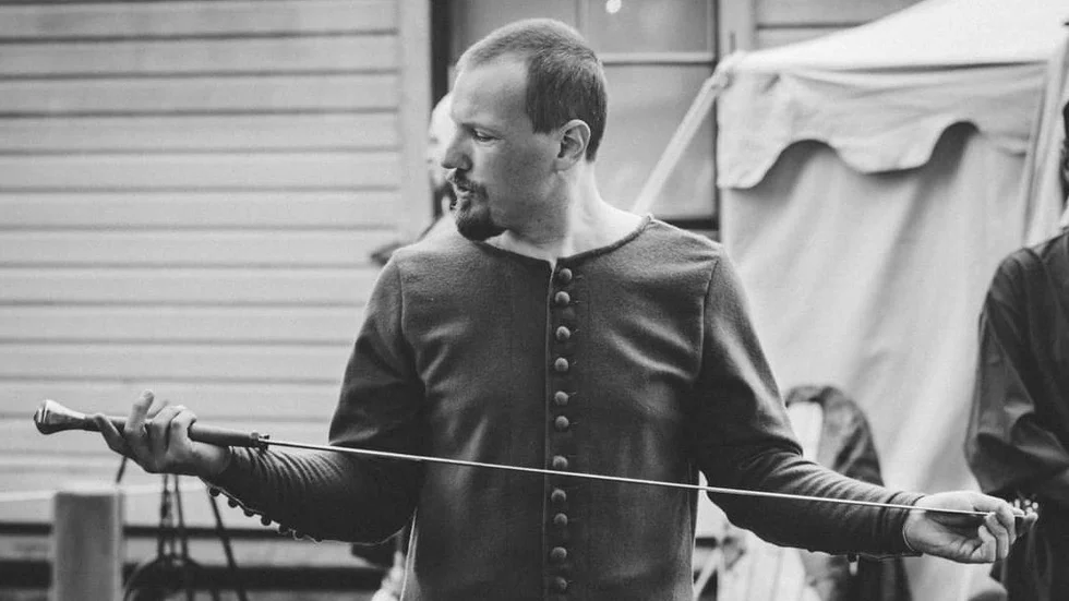 HEMA har sitt ursprung i den medeltida stridskonsten i Europa. "Idag är det en växande kampsport", sägar Tom Jensen, ordförande i Living HEMA Norrköping.