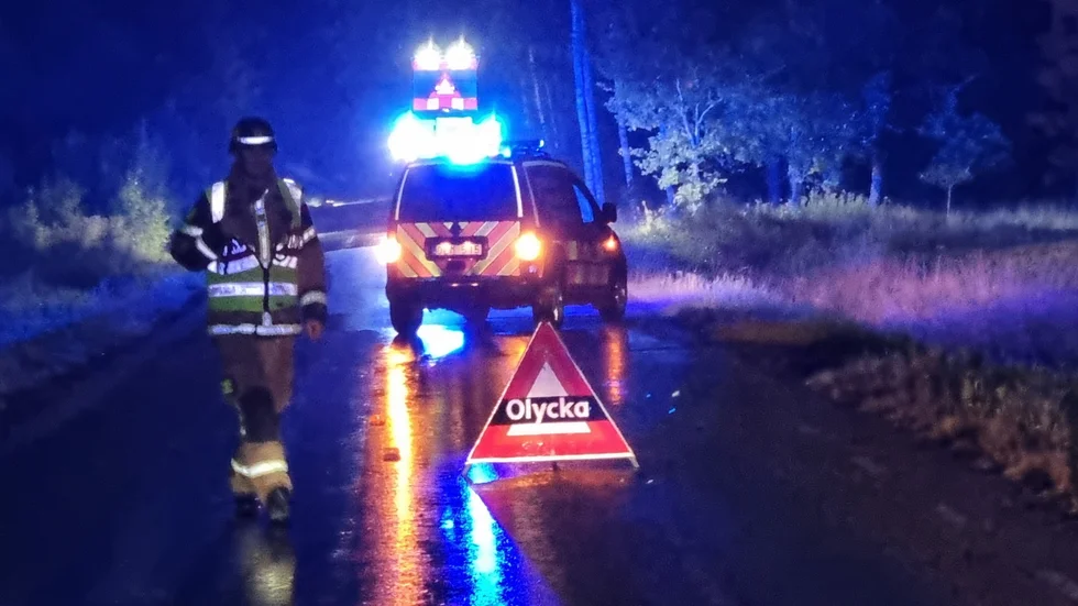 En viltolycka inträffade runt 20.30 på väg 977 utanför Stallarholmen. En knapp timme var vägen delvis avstängd. Älgen eftersöks. Bilden är tagen vid ett annat olyckstillfälle.