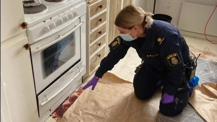 Bild från bostaden där mannen hittades död. Den tidigare misstänkta kvinnan har friats från mordmisstankarna och får nu 190 000 kronor i ersättning för att ha suttit frihetsberövad i drygt fem månader.