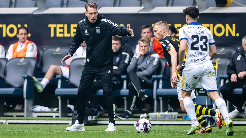 Daniel Bäckström ses engagerad vid sidlinjen senast Sirius och AIK stötta på varandra. Under söndagen möts de igen inför ett fullsatt Studenternas.