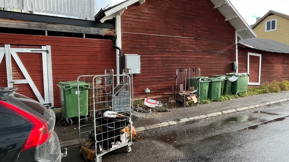 Någon drog ut den brinnande skrindan från väggen innan katastrofen var ett faktum. 