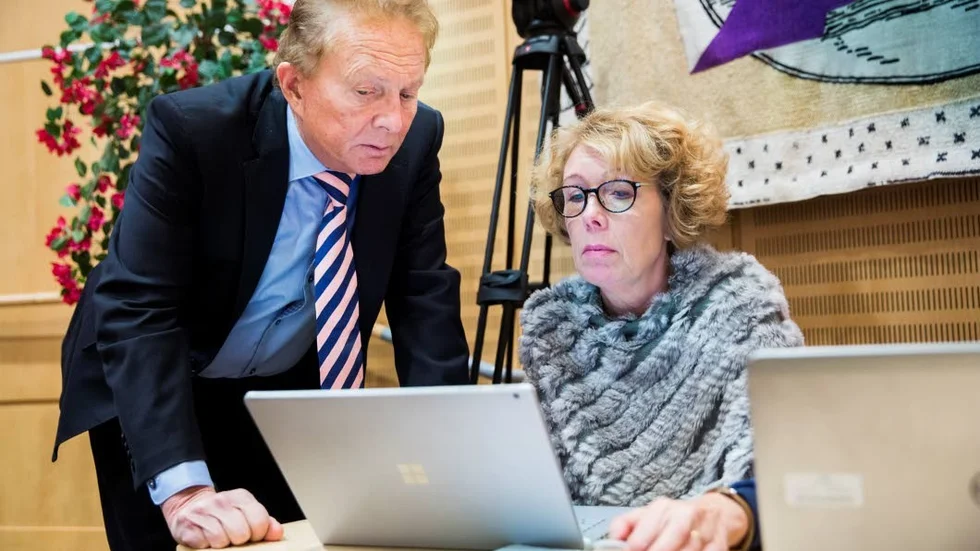 Regionrådet Kenneth Backgård, Sjukvårdspartiet, och regiondirektör Veronica Sundström i samspråk.