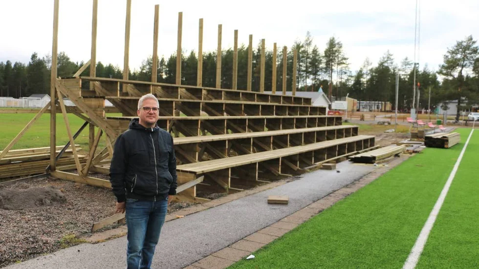 Stefan Vikström, sportchef för Storfors AIK, är belåten med att en ny läktare byggs vid Hedens IP.