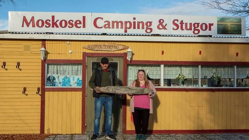 Kalle och Caroline Gustafsson trivs som fisken i vattnet i Moskosel.