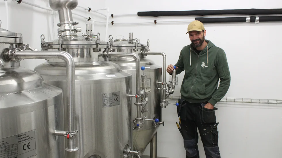 I de fyra jästankarna på 250 liter vardera produceras den lokala gårdsölen. Magnus Öhman är en av delägarna.