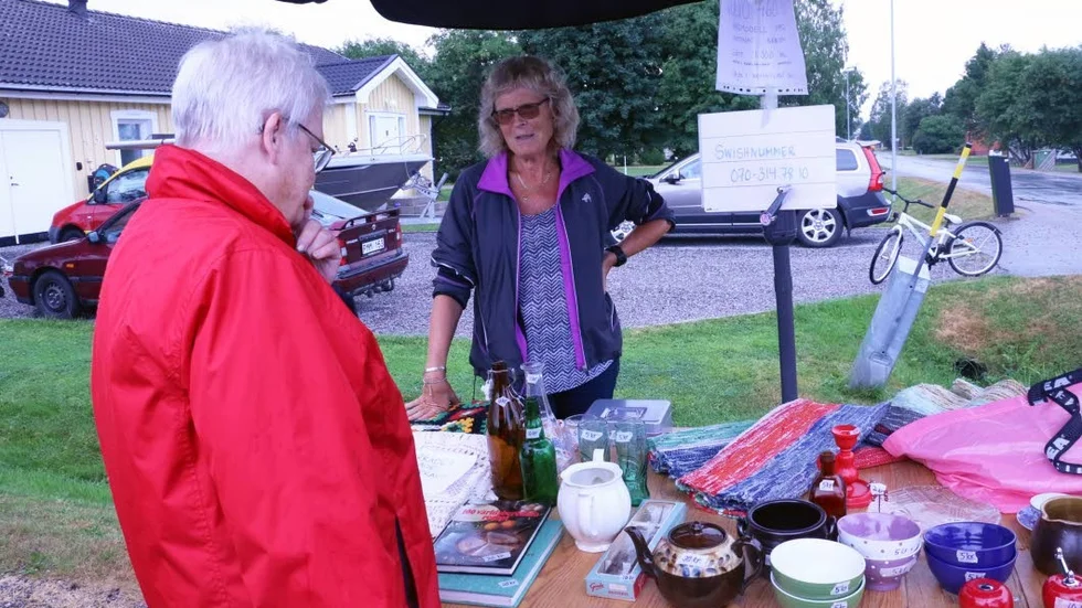 Maria Wiklund tycker att "Loppis genom byn" är ett trevligt, återkommande arrangemang. Även i år fanns hon på plats och sålde.