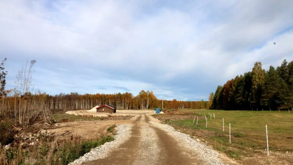 Ytan där utomhusridbanan är klar efter omfattande markarbeten.