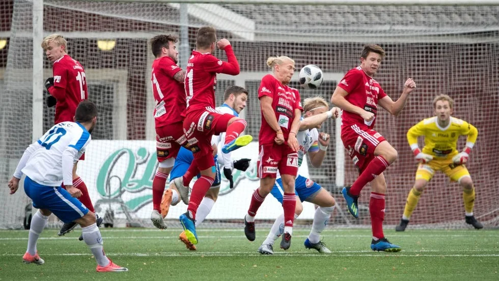 En frispark som går genom hemmamuren och betyder 4-1 till Timrå.