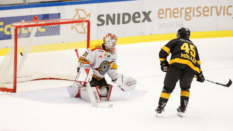 Han gjorde mål på straff mot Luleå i onsdags. Nu har Oscar Möller bestämt sig att stanna i Skellefteå till 2023.