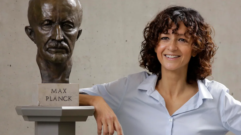 Emmanuelle Charpentier, som fått det enda Nobelpris som haft anknytning till den epokgörande och livräddande utvecklingen av de moderna covidvaccinerna. Hon har verkat bland annat i Umeå. Men hon fick kemipriset 2020, inte medicinpriset. Karolinska Institutet har hittills helt förbigått användningen av avancerad genteknik för nya vacciner. 
