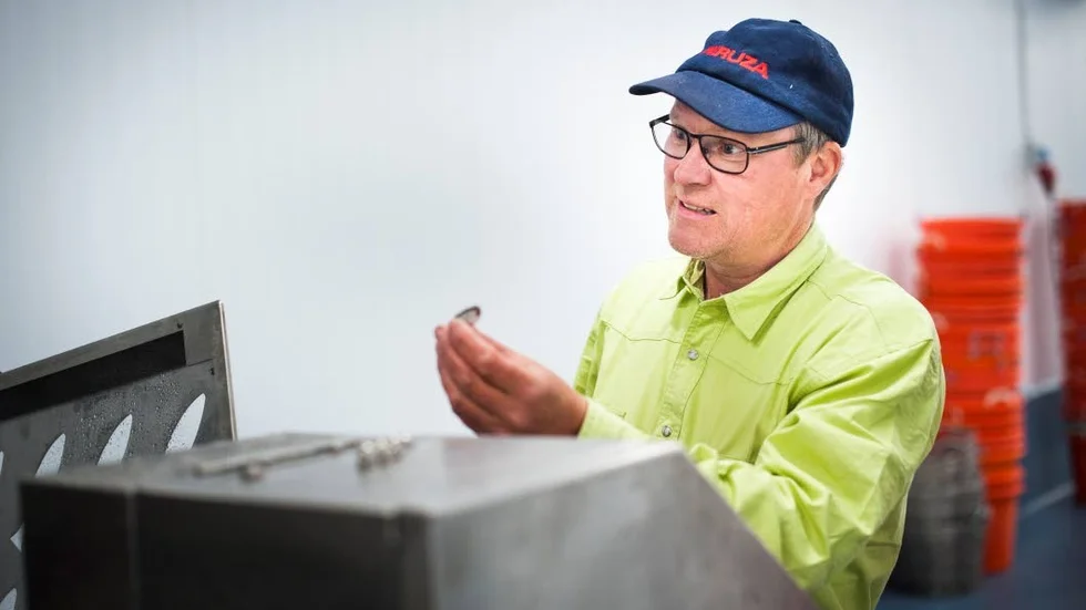 Kalix. Enligt ägaren Kent Karlsson ska fisken från Jävre förädlas i Kalixanläggningen.
