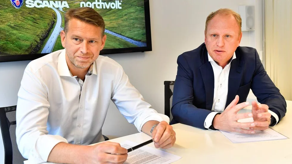 Northvolts vd Peter Carlsson (till vänster) och Scanias vd Henrik Henriksson presenterar samarbetsplaner.