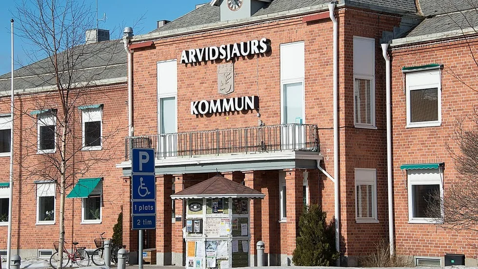 Ersätts. Kommunen har beslutat att ersätta UF-företaget för de kostnader de haft med anledning av det numera uppsagda avtalet om att leverera julklappar till de kommunanställda.