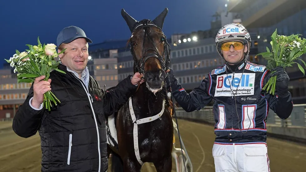 BREEDERS-TVÅA. Älvsbyägde Makethemark travade in som tvåa i Breeders Crown-finalen. Petri Salmela (tv) tränar, Ulf Ohlsson (th) kör (arkivbild)