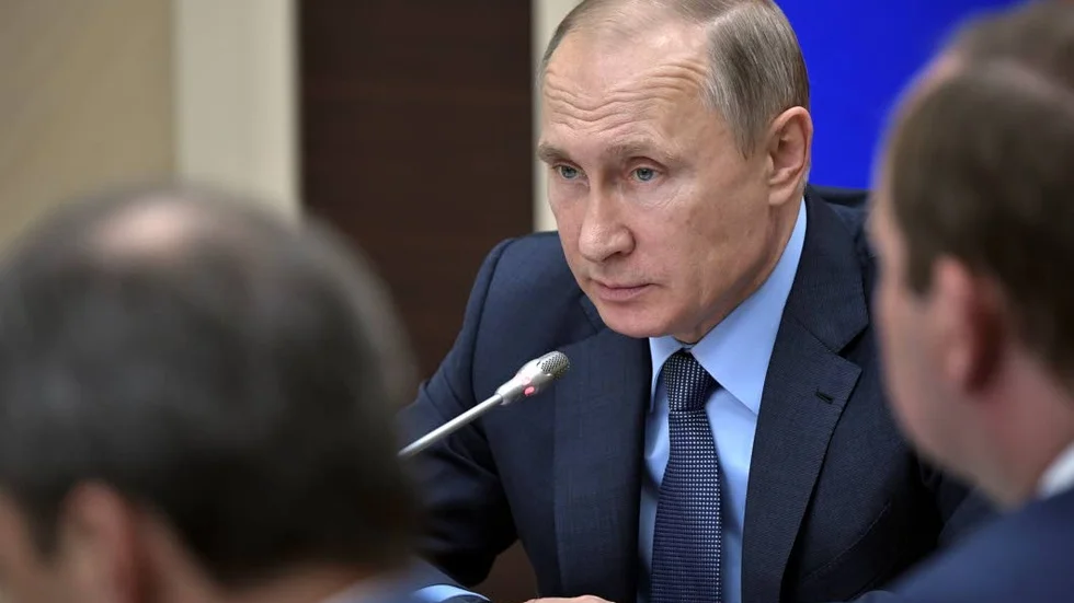 PUTIN ENLIGT OLIVER STONE. "Man kunde naturligtvis misstänka att hyllningskörerna i etablissemangsmedia skulle utebli, eftersom denna ägnar all sin kraft åt att svartmåla “Ryssen” till förmån för den “goda” amerikanen", skriver Tobias Drejby i sin insändare.