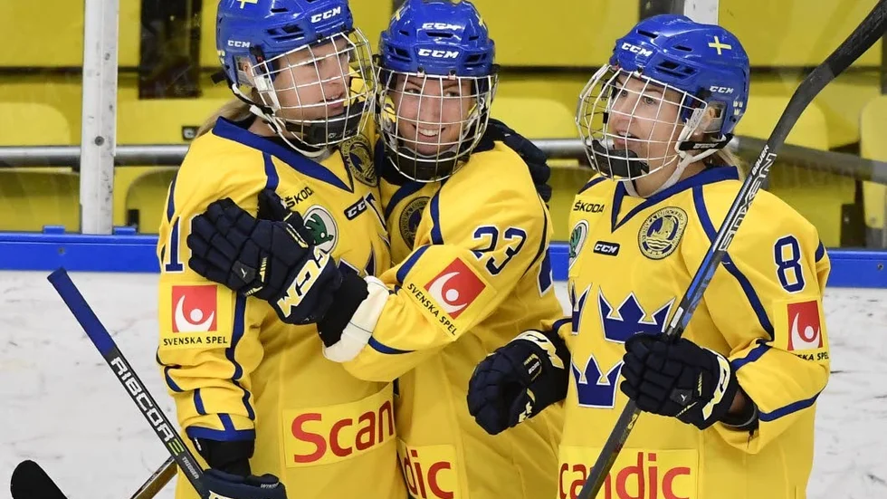 MÅLSKYTT. Rebecca Stenberg (i mitten), Piteåtjejen som spelar med Luleå/MSSK, gjorde mål mot Tyskland.