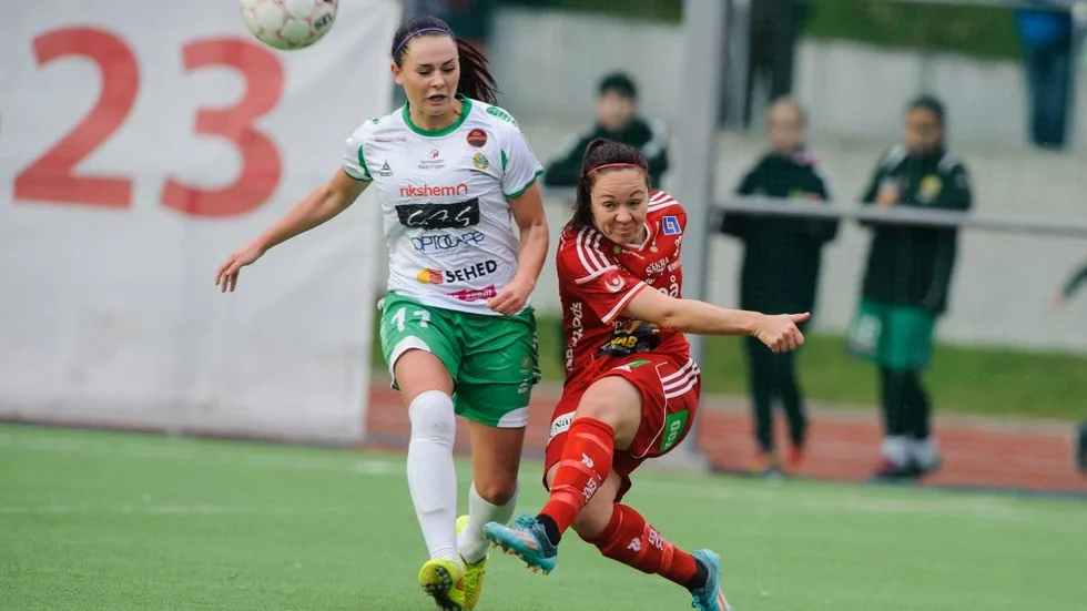 FORTSÄTTER. June Pedersen, med den magiska vänsterfoten, fortsätter i Piteå IF.