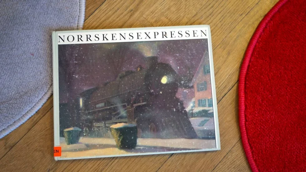 Sagan. Handlar om en pojke som väntar på jultomten och på att få höra ljudet av bjällror från hans släde.