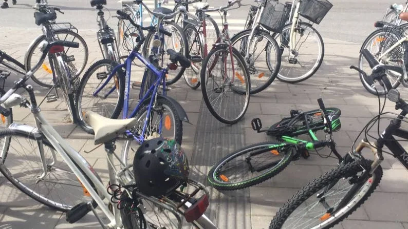 Förstår inte. Människor i allmänhet respekterar som synes inte de synnedsattas ledstråk, de förstår troligen inte vad det är.