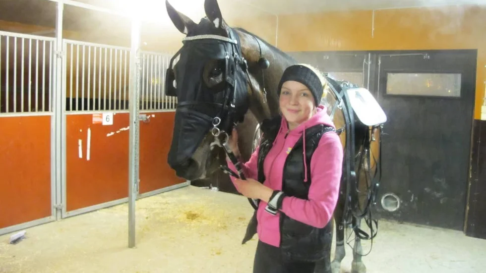 VINNARE. Tränaren Tilde Wahlberg är nöjd efter att hennes bildsköne häst Mister Burman vunnit V5-3 på Bodentravet till oddset 10 gånger insatsen.