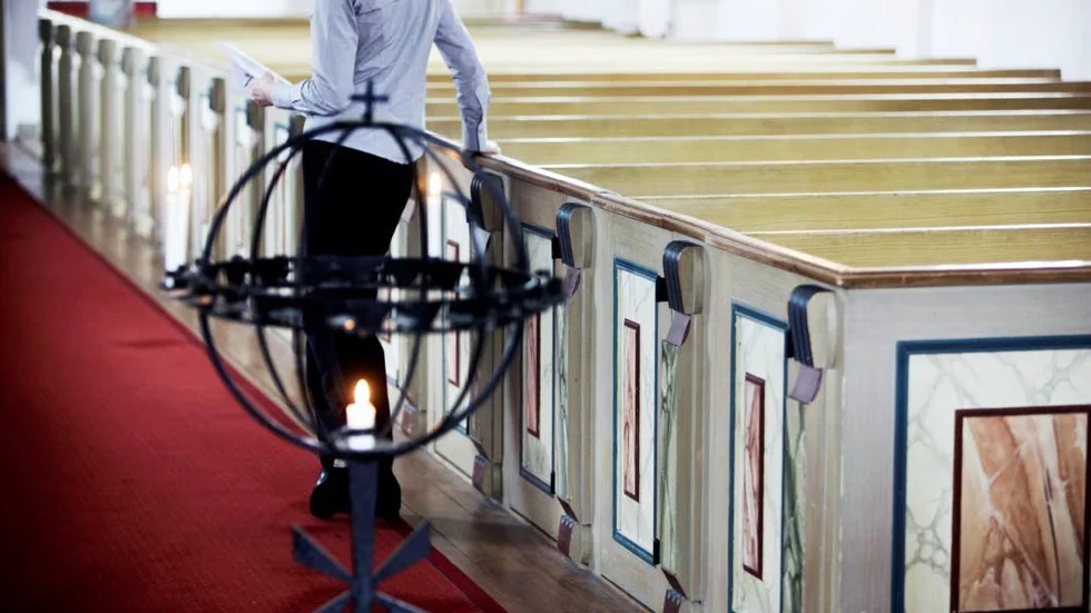 Tomma bänkrader. Allt fler lämnar kyrkan och något måste göras för att säkra dess överlevnad, men vad? Jag har i vart fall inga svar, konstaterar skribenten. (Arkivbild)