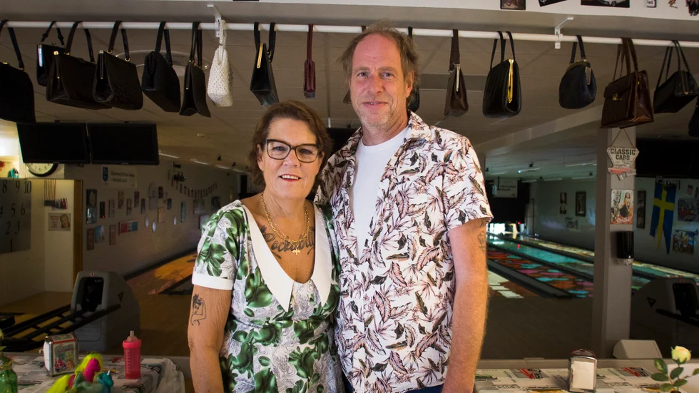 Birgitta och Sten Larsson under invigningen av den nyöppnade bowlinghallen i Flen. Nu planerar de även att ta över restaurangen vid Flens golfklubb.