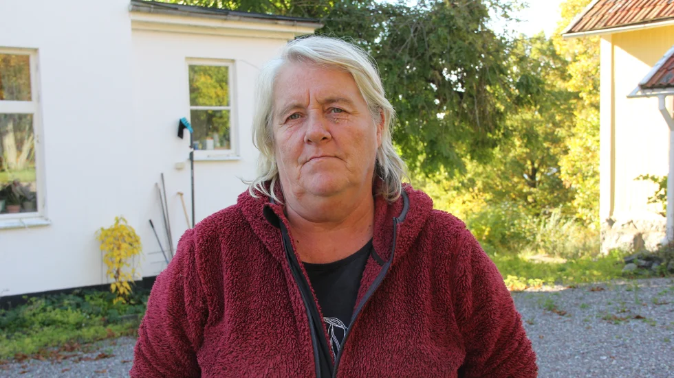 Christina Viander, brukar hämta och lämna sitt yngsta barnbarn Celine, 2 år, eftersom Celines mamma har oregelbundna arbetstider. "Flera erfarna pedagoger har slutat och det har blivit allt fler outbildade personer som inte känner barnen. Men de pedagoger som, trots kaoset, jobbar kvar är helt fantastiska och går nu på knäna av allt slit", säger hon.