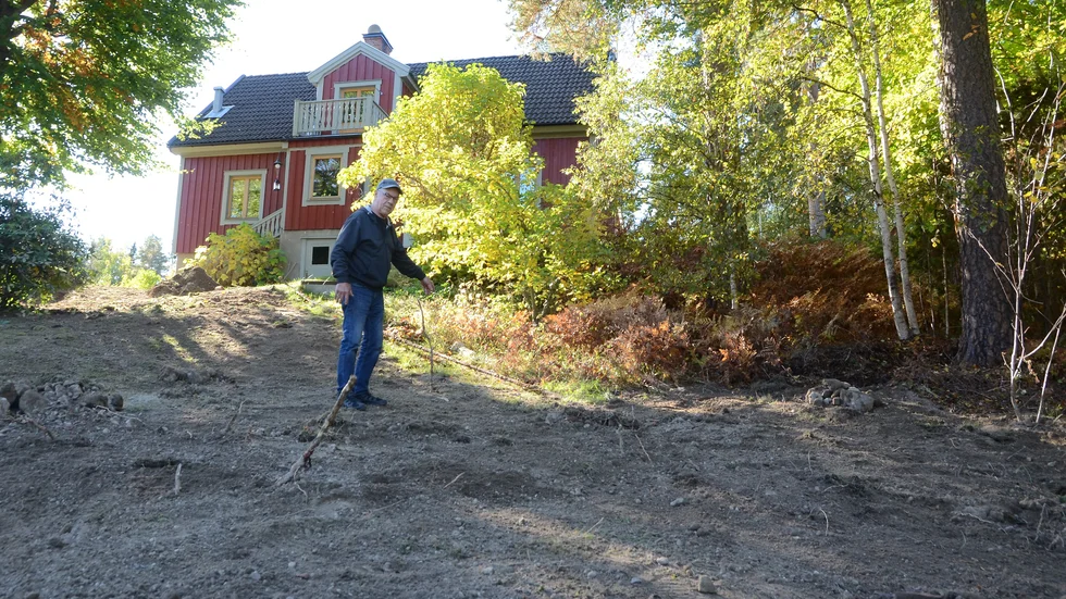 Hela slänten upp till paret Johansson Ekbergs hus har fått grävas om efter åsknedslaget som sökte sig genom vattenledningen.