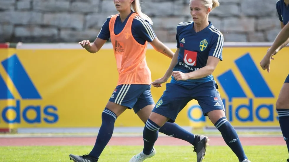 Ronja Aronsson inleder Sveriges kvalmatch på bänken.