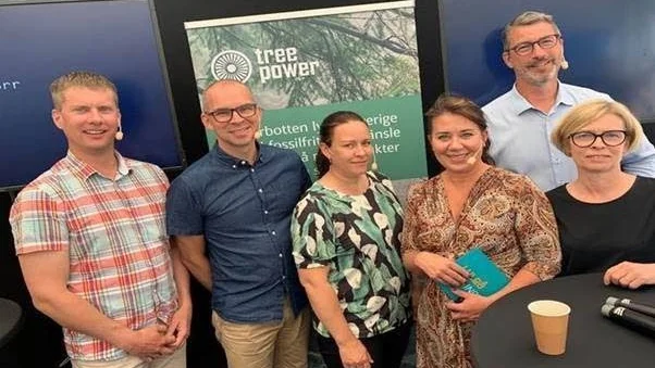 Treepower jobbar med att skapa förutsättningar för att etablera produktion av biojetbränsle i Norrbotten. Här syns representanter för projektet i Almedalen. Från vänster: Fredrik Granberg, Niklas Nordström, Maria Wetterstrand, Li Skarin, Ulf Westerberg, Birgitta Bergvall Kåreborn.