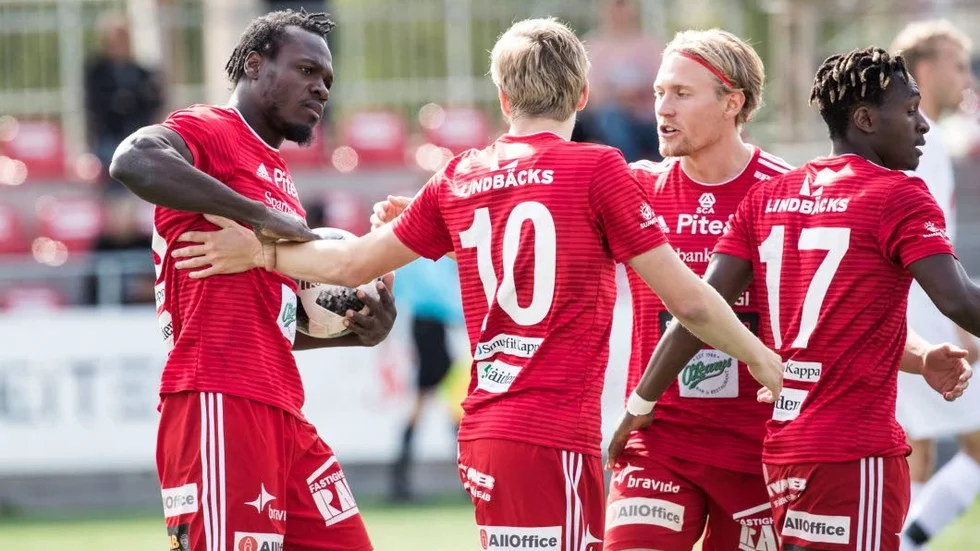 Tetteh Komey gjorde tre mål när Piteå vann över Sandviks.