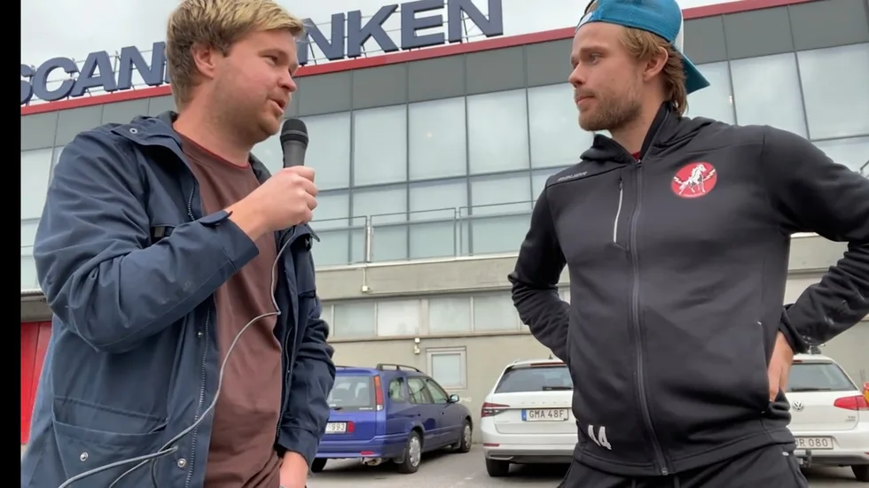 Kenny Wiis tog tempen på Erik Ullman direkt efter att Vita Hästen anlänt - i en Dolphins-buss.
