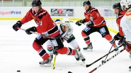 Vita Hästen och Jesper Samuelsson hade det kämpigt i bortamatchen mot Wings HC från Arlanda. Arkivfoto:Robert Svensson