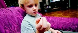 Ärret på Eriks mage påminner om den otäcka händelsen