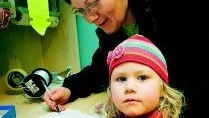Ella Hallsten röstar här på en av kandidaterna till Vikbolandets Lucia och hon får hjälp av mamma Eva Kyrling, att fylla i röstsedeln.                    Foto: Andreas Skogh
