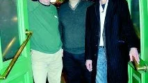 Nya Bluespuben slår upp portarna på puben Jolly. Från vänster Kenneth Nyberg, Anders Bergström, vd för hotell De Geer och Mikael Sjöberg. Foto: Malin Perk
