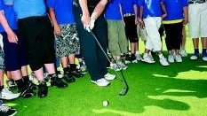 Europaproffset Christopher Hanell gjorde ett populärt besök hos golfarna i sportcampen. Här visar han, inför många imponerade ögon, att det går att putta åt fel håll med en järnklubba.   Foto: Niclas Sandberg