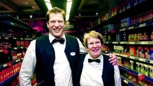 På Ica Kvantum i Hageby är både butikschefen Roger Isaksson och klubbordföranden Lotta Persson nöjda med de handelsanställdas nya kollektivavtal.
Foto: Janne Forsby