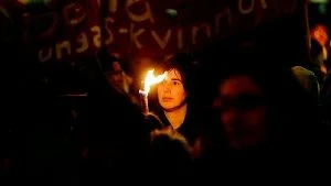 Vrål  från arenafeministerna som vill måla upp en skräckvision, anser gästkrönikören. Bilden från en demonstration 8 mars. Foto: Mark Earthy/Scanpix