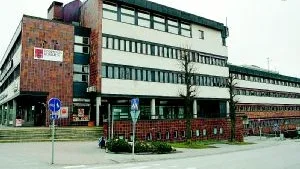 Kommunhuset ska totalsaneras från asbest, få nytt ventilationssystem och byggas om. Det innebär att 150 kommunanställda evakueras till nya arbetsplatslokaler och hamnar utspridda på flera olika platser i tätorten. Foto: Magnus Johansson